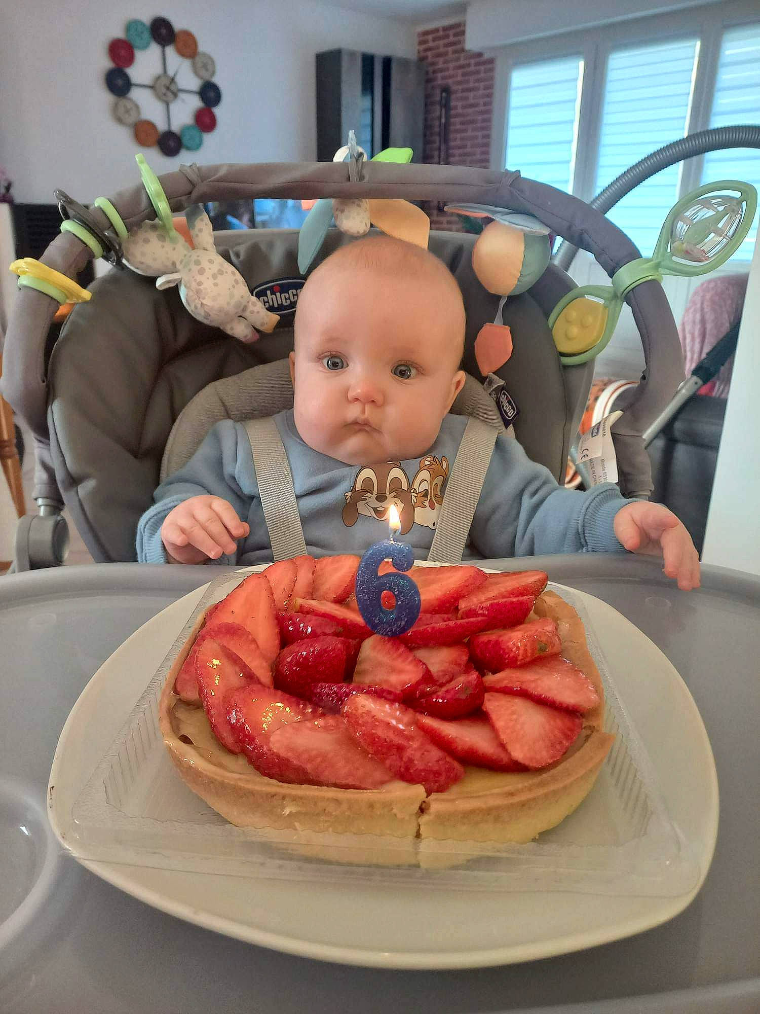 Lucas participe au concours pour gagner de l'argent avec cette photo : baby, baked_goods, cake_decorating, child, cuisine, dish, dishware, event, food, fruit, ingredient, person, plate, platter, recipe, strawberry, sweetness, table, tableware, toddler