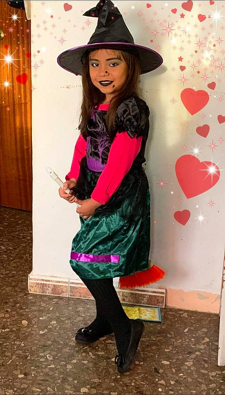 Valentina a rejoint le concours — aidez-le/la à gagner de superbes lots ! boot, clothing, coquelicot, costume, costume_accessory, costume_hat, fashion, fashion_accessory, fashion_model, fedora, hat, headwear, heart, joy, long_hair, love, model, person, photo_shoot, sleeve