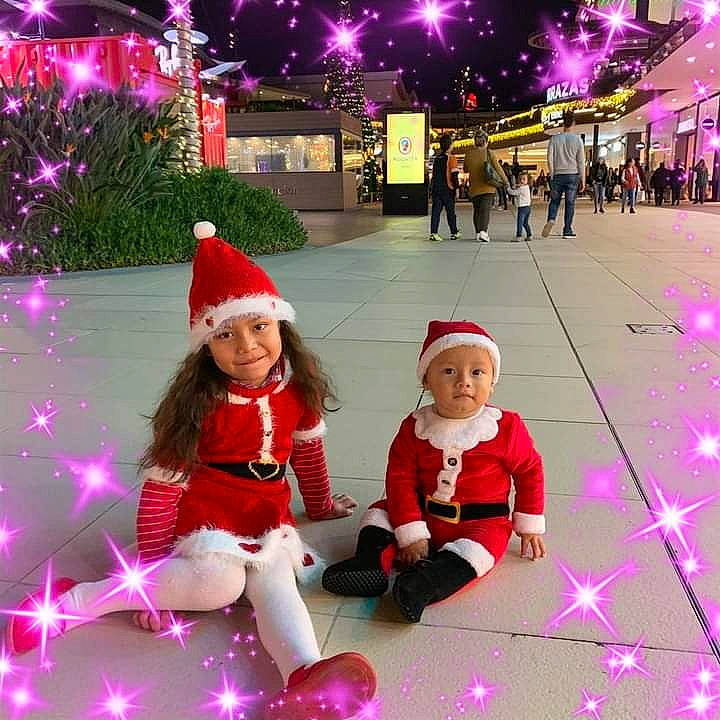 Valentina a rejoint le concours — aidez-le/la à gagner de superbes lots ! baby_toddler_clothing, child, christmas, christmas_eve, costume, costume_accessory, costume_hat, electricity, fictional_character, headwear, holiday, joy, lighting, magenta, party_supply, person, pink, play, purple, sock