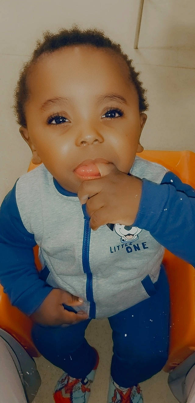 Rayan participe au concours pour gagner de l'argent avec cette photo : arm, azure, baby_toddler_clothing, blue, cheek, chin, ear, eye, eyelash, finger, gesture, hand, happy, jaw, joint, lip, neck, nose, person, skin