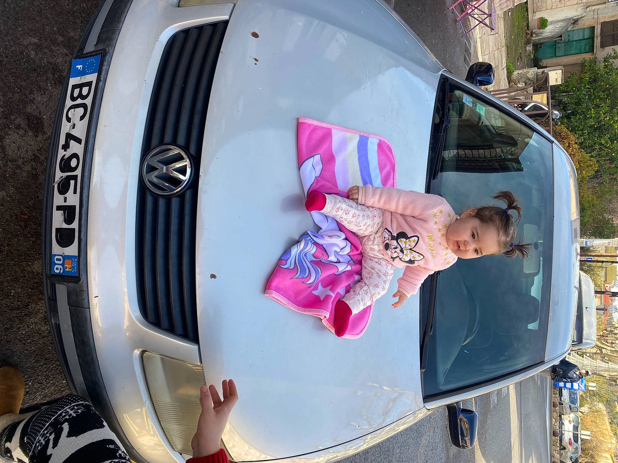 Erika a rejoint le concours — aidez-le/la à gagner de superbes lots ! auto_part, automotive_design, automotive_exterior, automotive_lighting, automotive_tire, automotive_window_part, bumper, car, family_car, mode_of_transport, motor_vehicle, person, pink, plant, street_fashion, tire, trunk, vehicle, vehicle_door, wheel