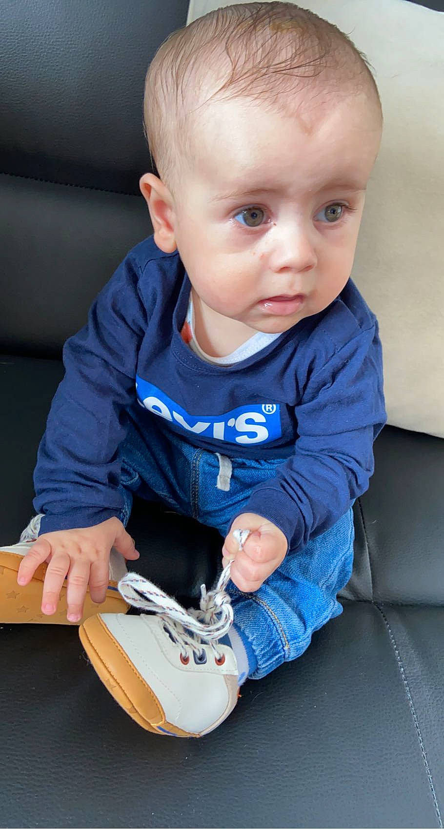 Maël a rejoint le concours — aidez-le/la à gagner de superbes lots ! arm, baby, baby_toddler_clothing, child, chin, clothing, electric_blue, finger, gadget, guitar, guitar_accessory, hair, head, iris, musical_instrument, person, skin, sleeve, string_instrument, string_instrument_accessory