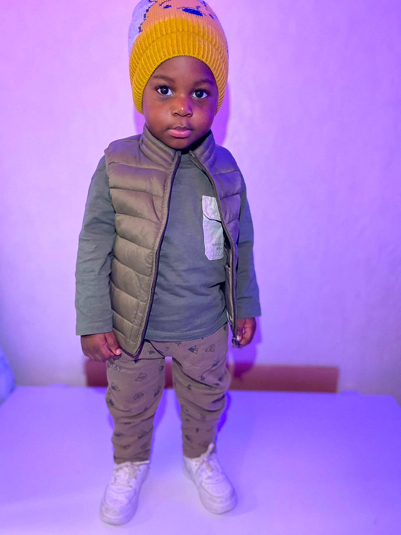 Amady a rejoint le concours — aidez-le/la à gagner de superbes lots ! beanie, cap, electric_blue, fashion_accessory, fun, glove, headwear, hood, jacket, knit_cap, magenta, outerwear, person, personal_protective_equipment, pink, purple, sleeve, toddler, toy, violet