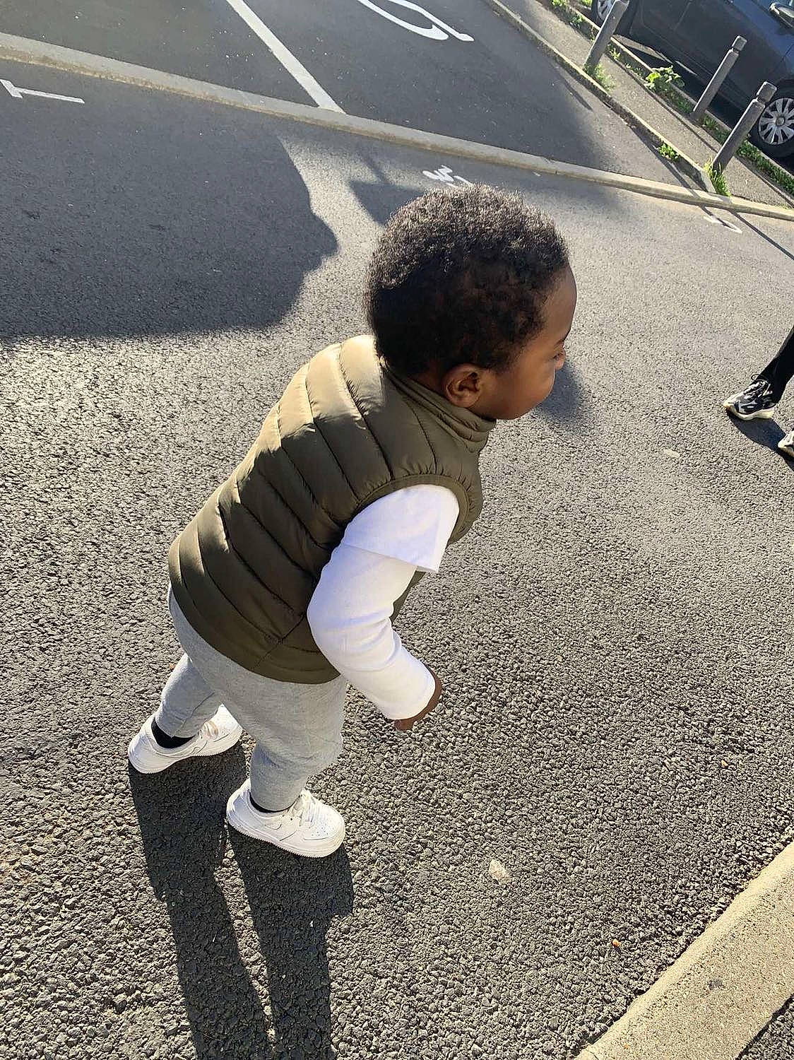 Amady participe au concours pour gagner de l'argent avec cette photo : asphalt, child, city, concrete, cool, flooring, grass, human_leg, pedestrian, person, recreation, road, road_surface, shoe, sidewalk, sneakers, soil, street, tar, tints_and_shades