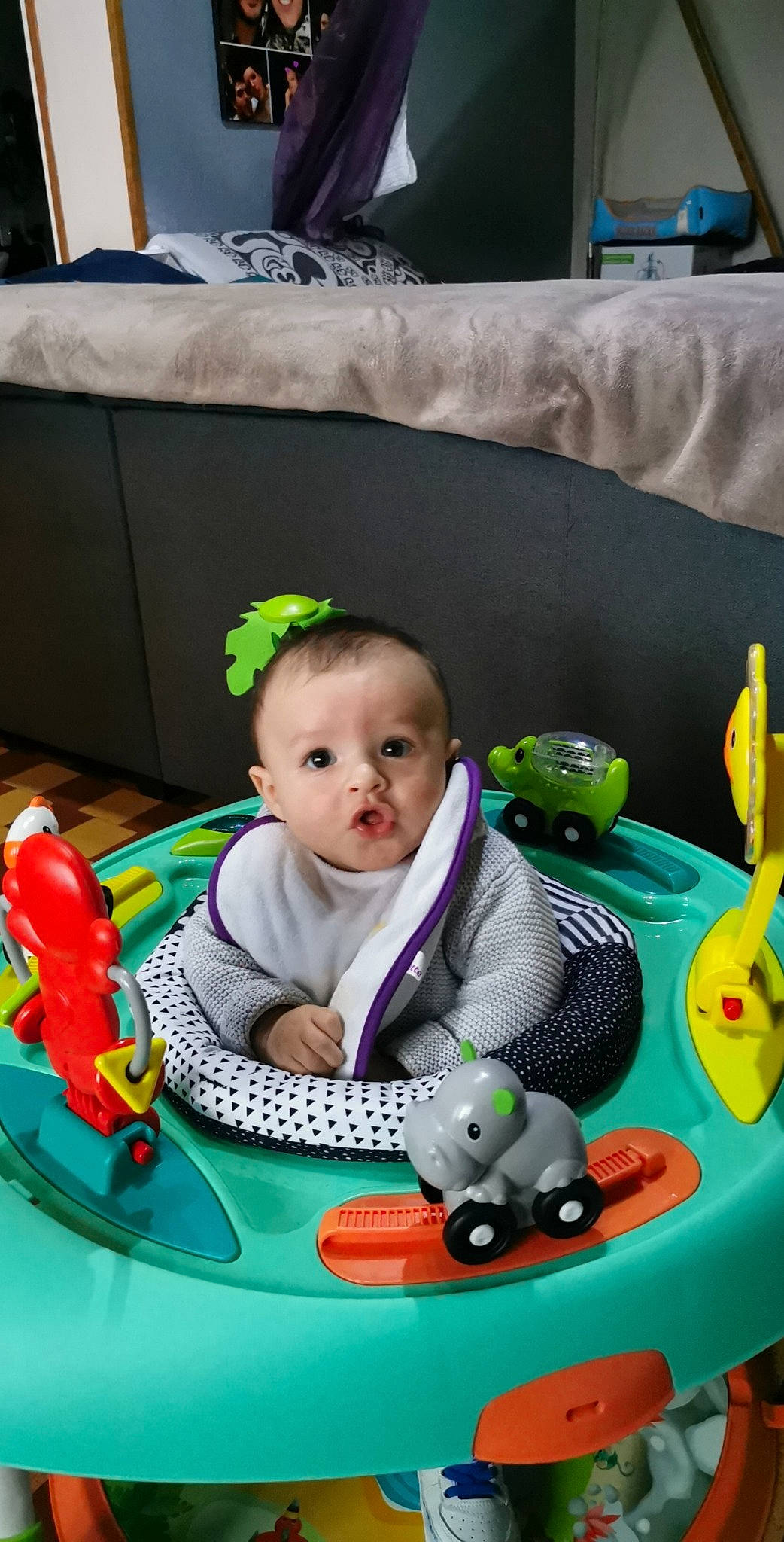 Batiste participe au concours pour gagner de l'argent avec cette photo : baby, baby_playing_with_toys, baby_products, baby_toddler_clothing, baby_toys, black, blue, cheek, child, event, fun, grass, green, leisure, person, play, recreation, sitting, toddler, tummy_time