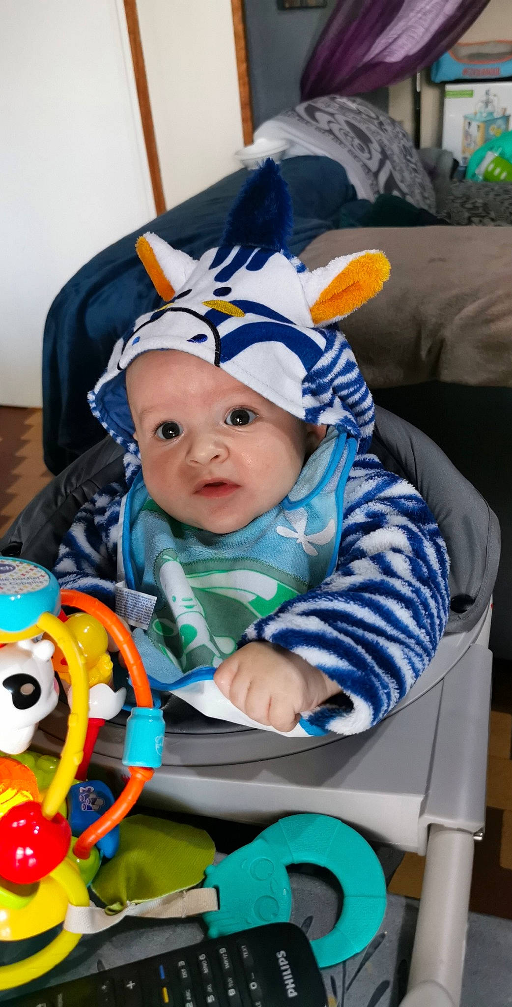 Batiste participe au concours pour gagner de l'argent avec cette photo : baby, baby_carriage, baby_playing_with_toys, baby_products, baby_safety, baby_toddler_clothing, blue, cap, cheek, child, comfort, event, eye, face, fun, green, headwear, leisure, person, product