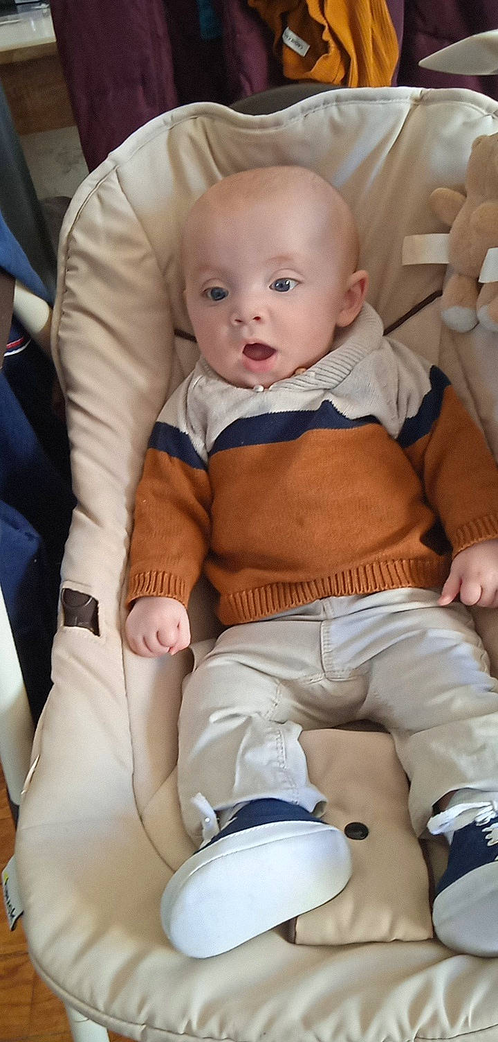 Lyam participe au concours pour gagner de l'argent avec cette photo : baby, baby_toddler_clothing, chair, cheek, child, comfort, finger, happy, head, human, human_leg, joint, knee, person, skin, sleeve, smile, stomach, surprise, thigh