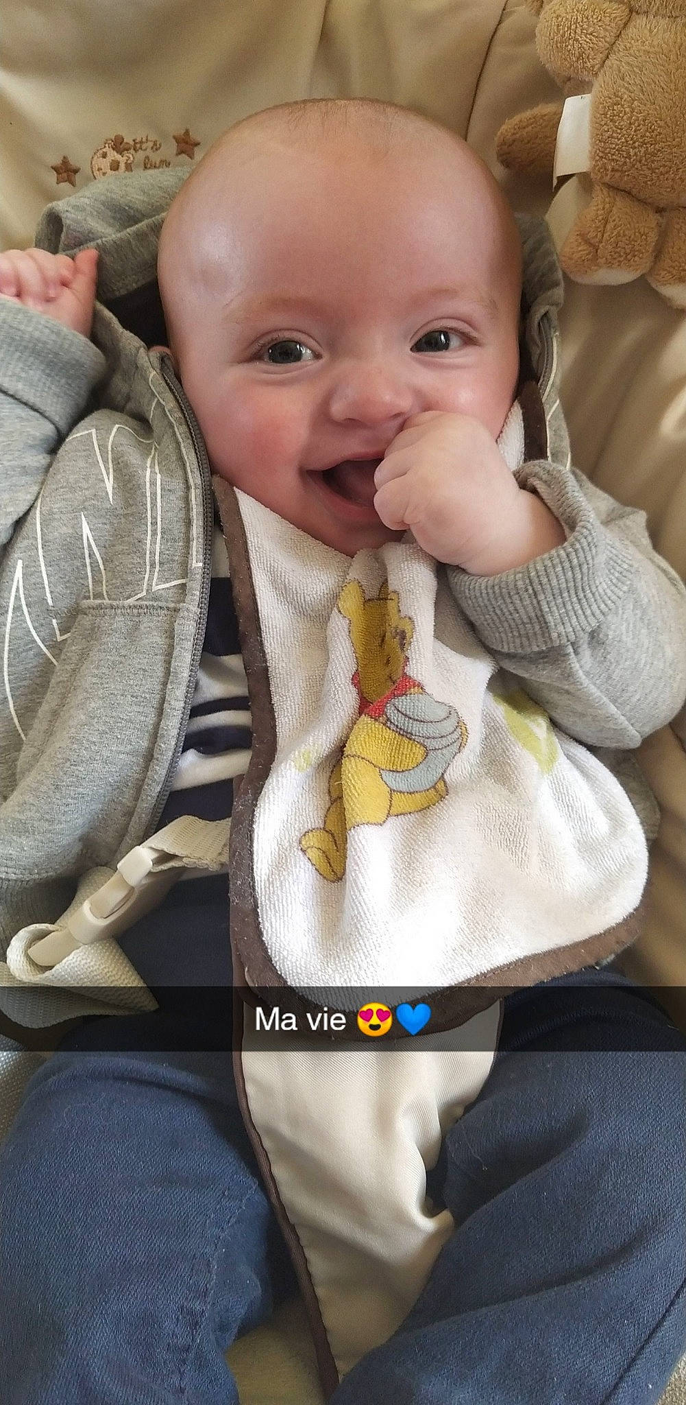 Lyam a rejoint le concours — aidez-le/la à gagner de superbes lots ! baby, baby_toddler_clothing, cheek, chin, eye, finger, gesture, hand, happy, iris, joint, lip, mouth, neck, nose, person, skin, sleeve, smile, toddler