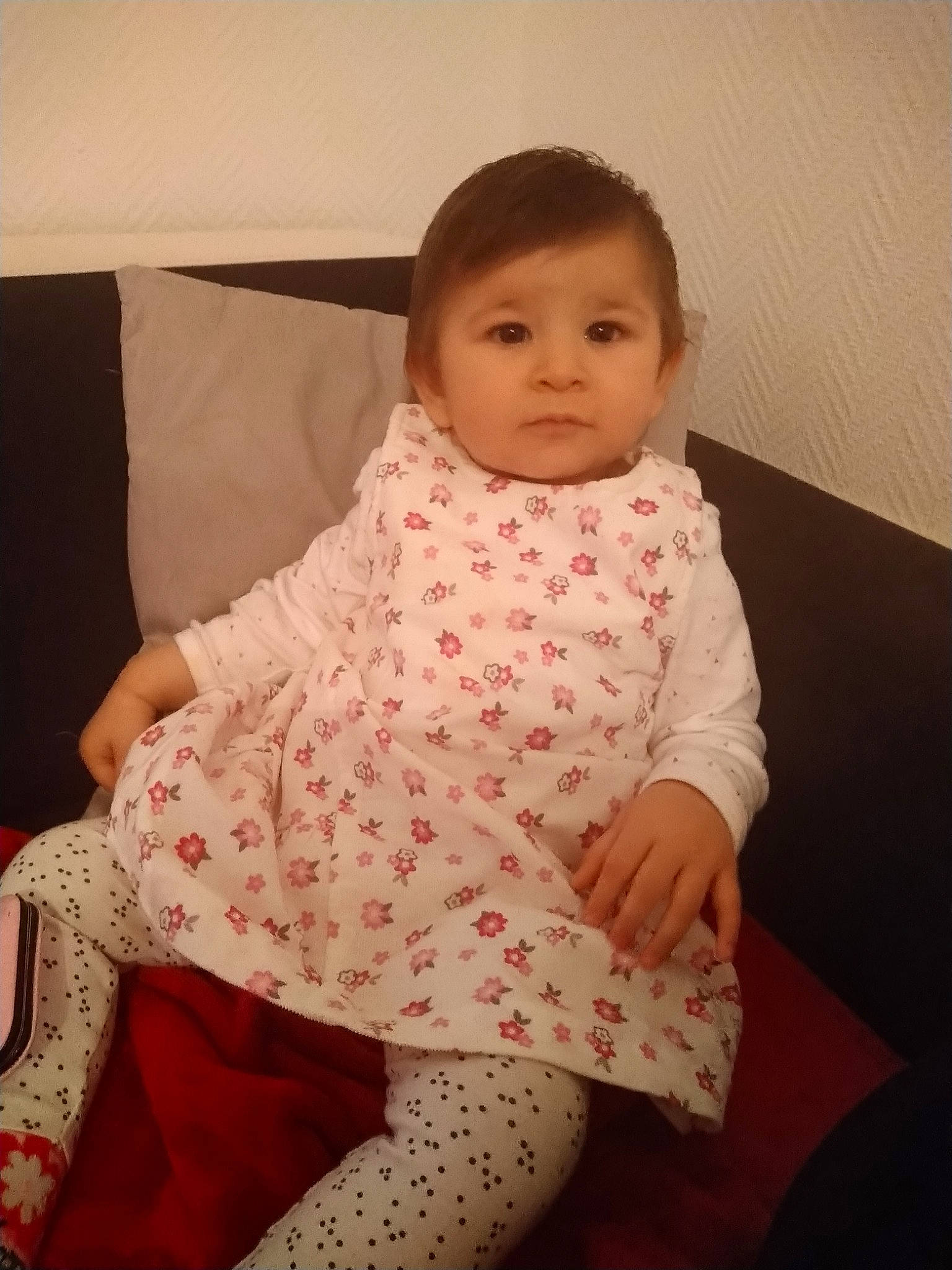 Anaya a rejoint le concours — aidez-le/la à gagner de superbes lots ! baby, baby_toddler_clothing, cheek, child, pattern, person, pink, sitting, skin, sleeve, toddler