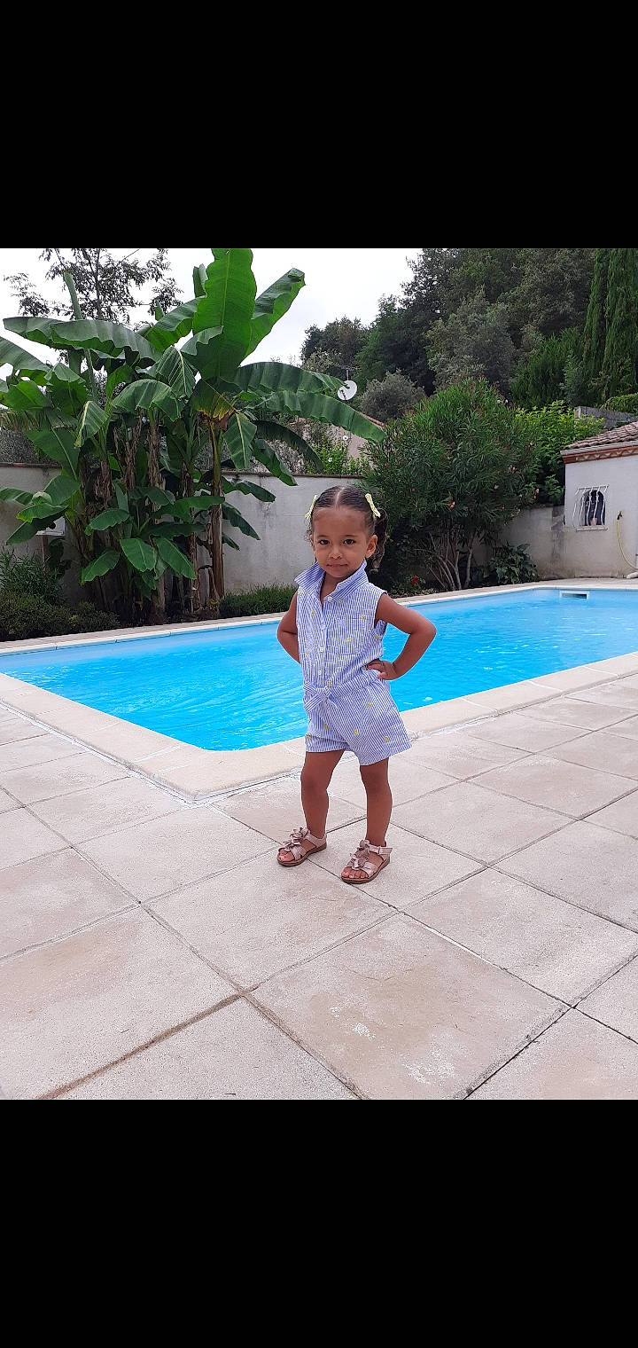 Ness participe au concours pour gagner de l'argent avec cette photo : aqua, azure, barefoot, composite_material, flooring, foot, fun, grass, leisure, person, plant, real_estate, recreation, rectangle, resort_town, shade, summer, swimming_pool, toddler, tree