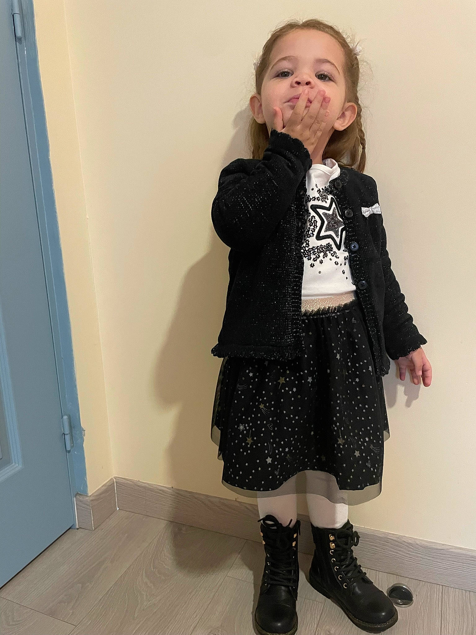 Mélissa participe au concours pour gagner de l'argent avec cette photo : arm, blond, fashion_design, flooring, hairstyle, human_body, human_leg, jacket, knee, long_hair, neck, pattern, person, plaid, shoulder, sleeve, sock, tartan, thigh, toddler