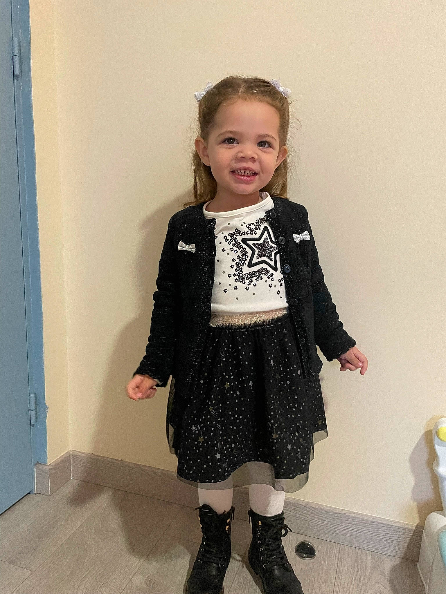 Mélissa participe au concours pour gagner de l'argent avec cette photo : baby_toddler_clothing, blond, boot, day_dress, door, dress, fashion_design, footwear, formal_wear, human_leg, joy, knee, neck, pattern, person, plaid, sleeve, smile, sock, thigh
