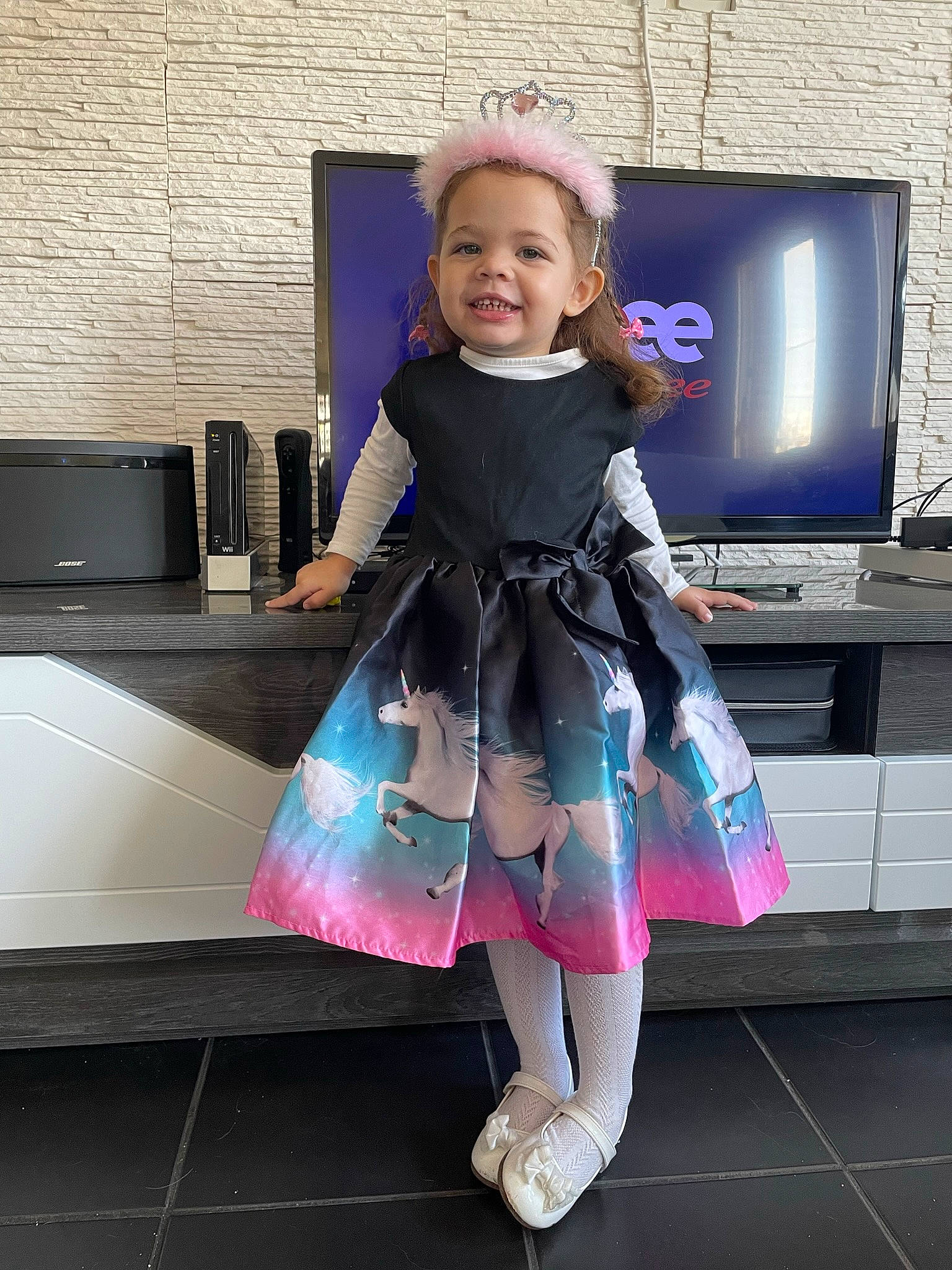 Mélissa participe au concours pour gagner de l'argent avec cette photo : baby_toddler_clothing, fashion_accessory, fashion_design, flooring, fun, happy, home_appliance, human_leg, joy, knee, magenta, pattern, person, pink, purple, room, sleeve, smile, sock, television