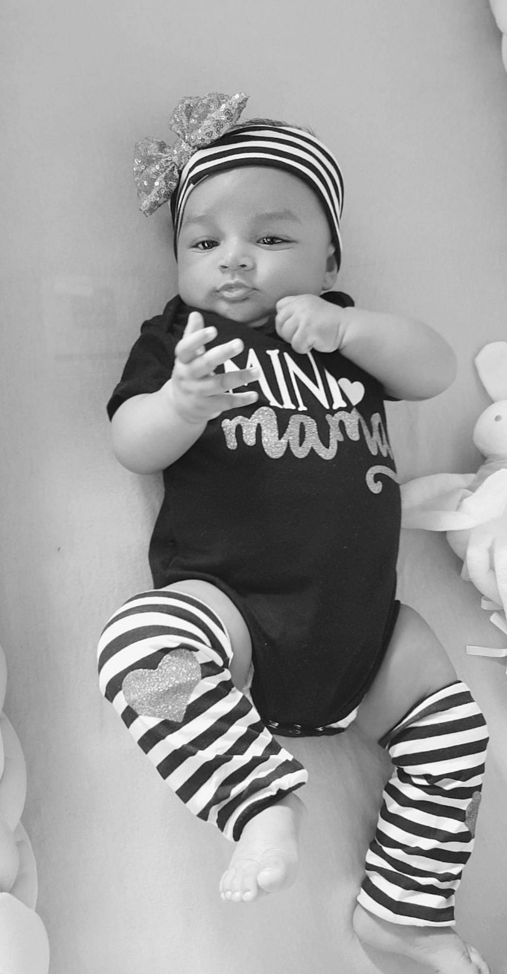 Maelya a rejoint le concours — aidez-le/la à gagner de superbes lots ! arm, baby, baby_toddler_clothing, black, black_and_white, cheek, child, eye, head, headgear, joint, leg, monochrome, monochrome_photography, person, photograph, photography, product, skin, toddler