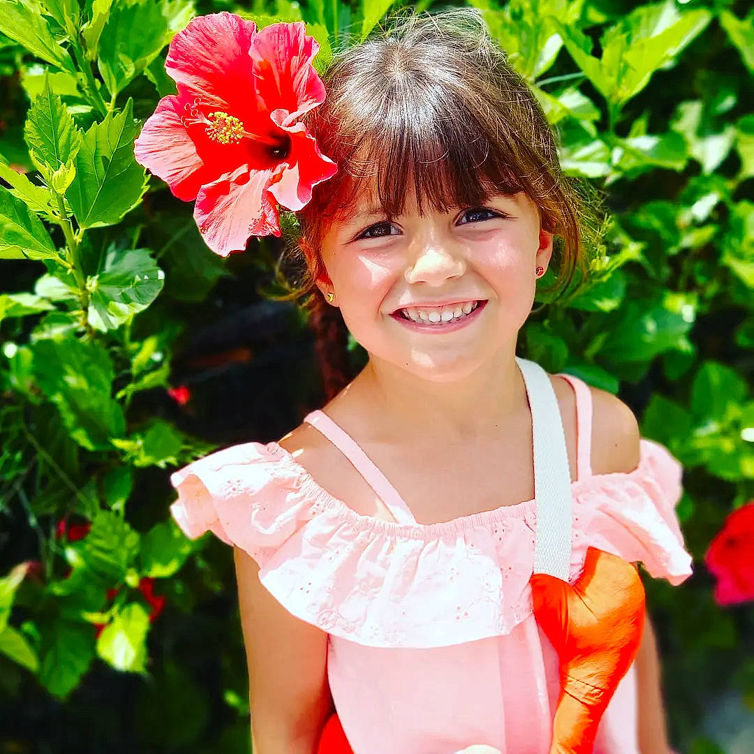 Lucie a rejoint le concours — aidez-le/la à gagner de superbes lots ! annual_plant, beauty, botany, chinese_hibiscus, event, fashion_accessory, flower, flowering_plant, happy, hawaiian_hibiscus, joy, leaf, magenta, people_in_nature, person, petal, pink, plant, red, smile