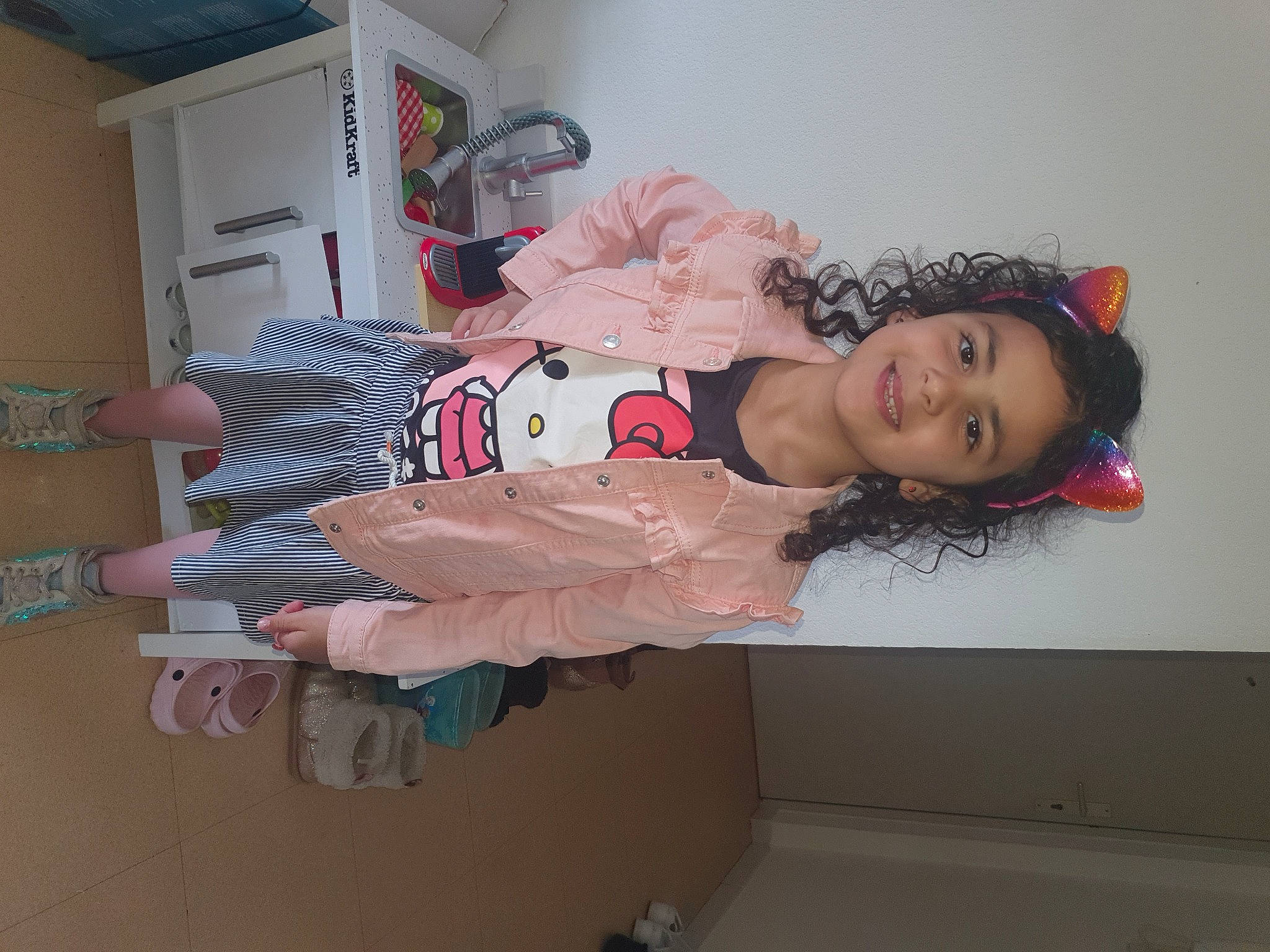 Eliana a rejoint le concours — aidez-le/la à gagner de superbes lots ! comfort, elbow, fashion_design, flesh, fun, human_leg, joy, knee, lipstick, person, pink, room, thigh, wrist