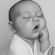 Victoire participe au concours pour gagner de l'argent avec cette photo : baby, infant, sleepy, yawn, chubby_cheeks, hand, face, closed_eyes, white_clothing, monochrome, portrait, cute, toddler, peaceful, resting, skin, head, expression, newborn, soft