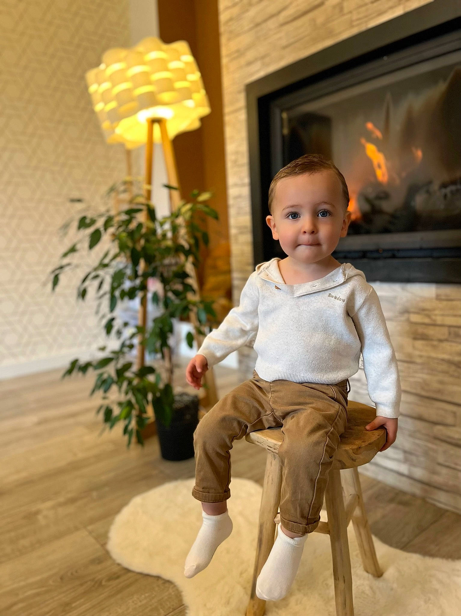 Maõ a rejoint le concours — aidez-le/la à gagner de superbes lots ! baby, baby_toddler_clothing, comfort, fireplace, floor, flooring, foot, gas, happy, hardwood, hearth, human_leg, joy, knee, lamp, person, plant, sitting, sleeve, toddler