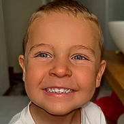 Maõ participe au concours pour gagner de l'argent avec cette photo : child, smiling, face, portrait, happy, indoor, boy, tshirt, short_hair, teeth, closeup, skin, person, cute, young, expression, eyes, cheerful, head, background_blur