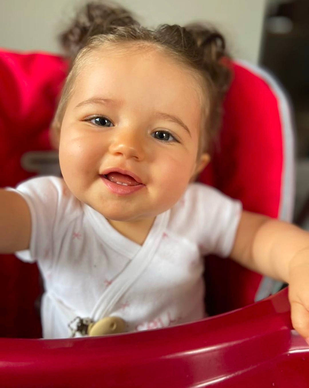 Thaïs participe au concours pour gagner de l'argent avec cette photo : baby, baby_products, baby_toddler_clothing, cheek, child, chin, eye, finger, fun, hairstyle, happy, head, iris, joy, lip, nose, person, sitting, skin, sleeve