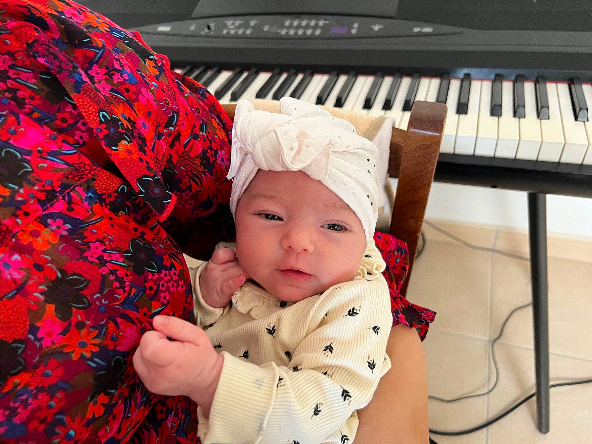 Blanche a rejoint le concours — aidez-le/la à gagner de superbes lots ! baby, baby_toddler_clothing, cap, digital_piano, electronic_keyboard, electronic_musical_instrument, happy, headwear, keyboard, keyboard_player, musical_instrument, musical_instrument_accessory, musical_keyboard, organ, organist, pattern, person, pianist, piano, pink