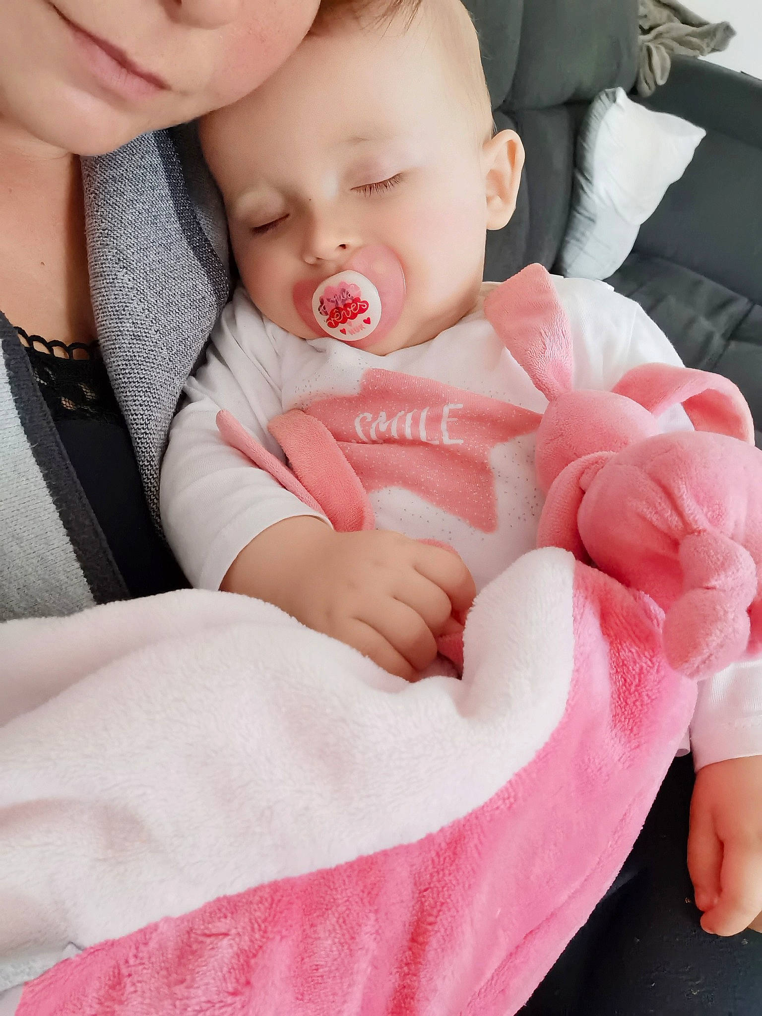 Mya a rejoint le concours — aidez-le/la à gagner de superbes lots ! baby, baby_sleeping, baby_toddler_clothing, cheek, chin, comfort, ear, eye, finger, gesture, hand, happy, head, lip, mouth, neck, person, pink, product, skin