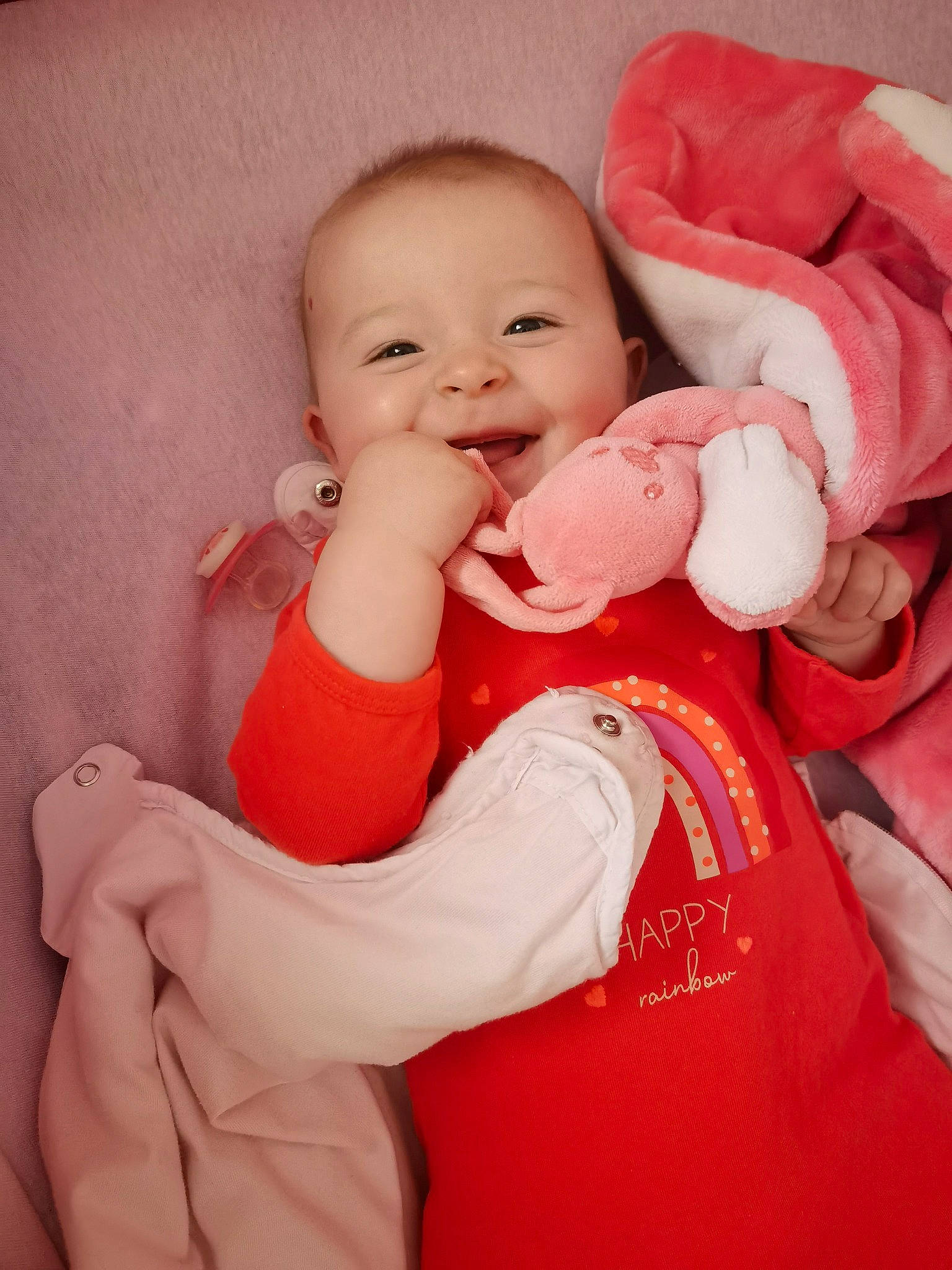 Mya a rejoint le concours — aidez-le/la à gagner de superbes lots ! arm, baby, baby_toddler_clothing, cheek, comfort, finger, gesture, hand, happy, human_body, muscle, nail, person, pink, sitting, skin, sleeve, smile, t_shirt, thumb