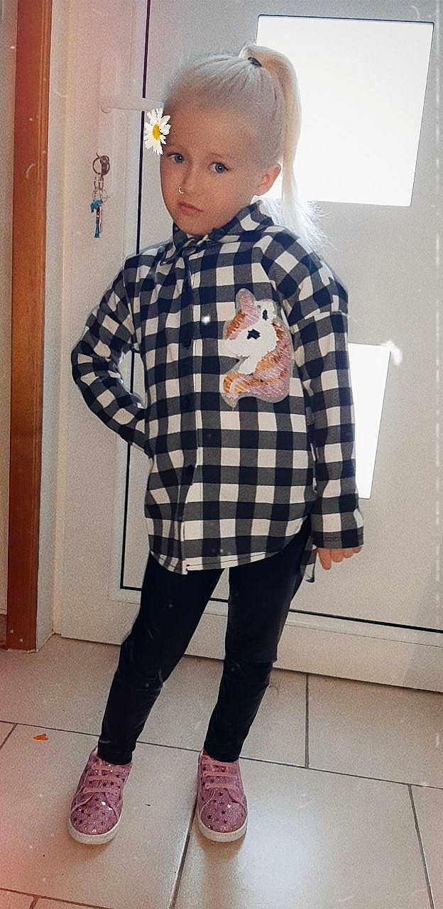 Catalya participe au concours pour gagner de l'argent avec cette photo : child, child_model, clothing, design, male, outerwear, pattern, person, plaid, sleeve, tartan, toddler