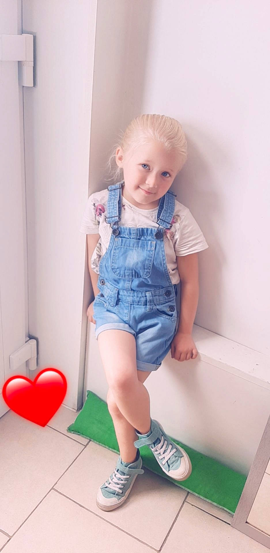 Catalya participe au concours pour gagner de l'argent avec cette photo : baby, child, child_model, clothing, denim, footwear, jeans, leg, overall, person, play, pocket, shoe, shorts, sleeve, standing, textile, toddler