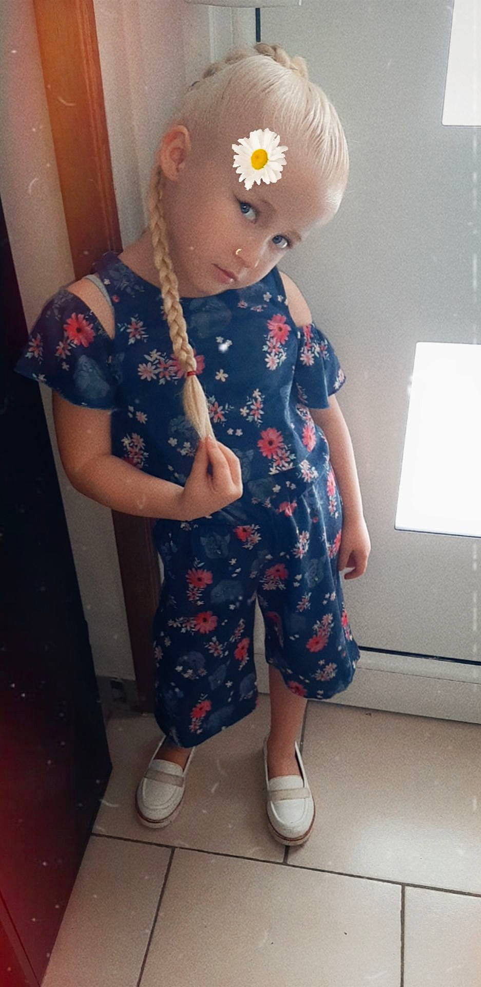 Catalya participe au concours pour gagner de l'argent avec cette photo : child, costume, dress, ear, leg, person, shoe, t_shirt, toddler