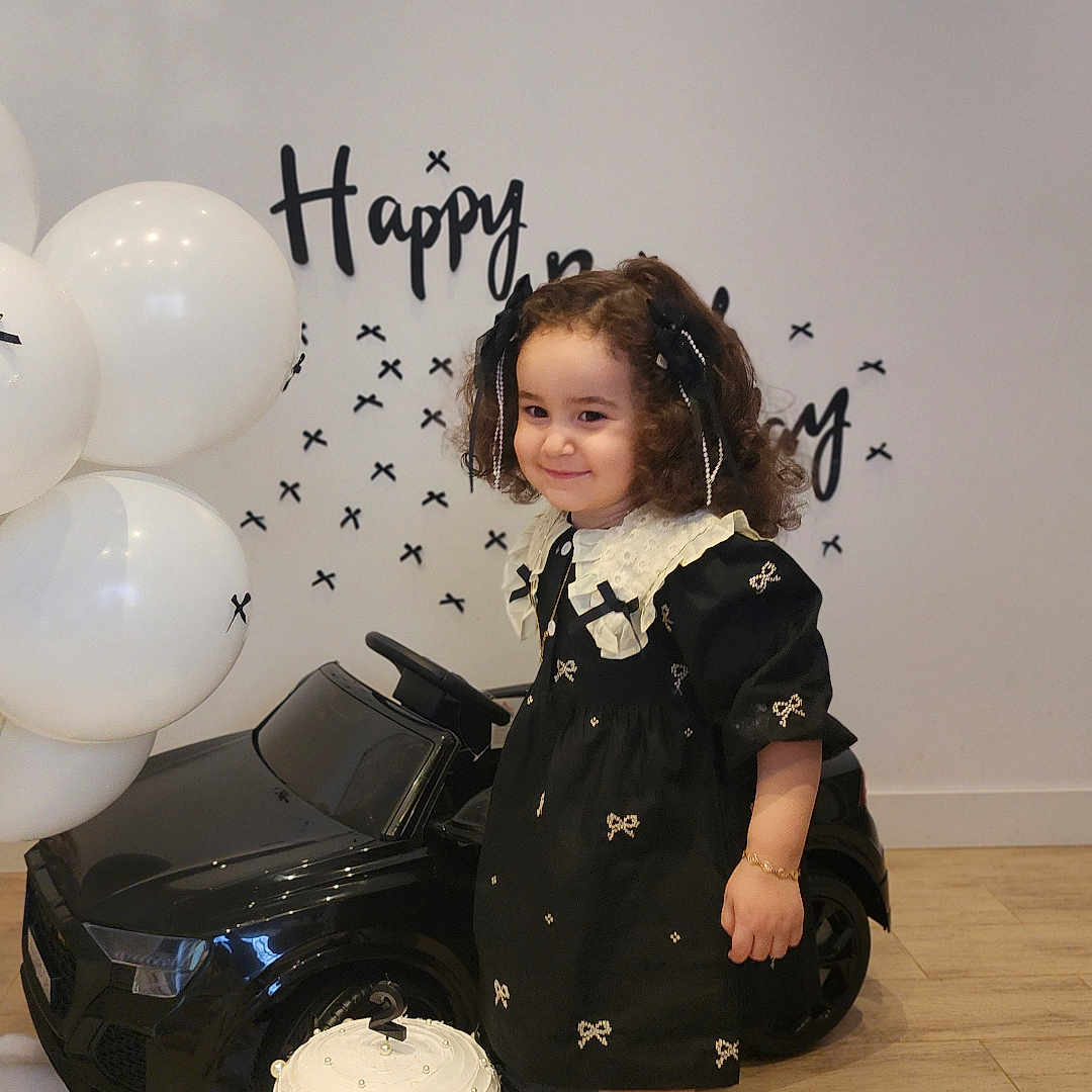 Laryne participe au concours pour gagner de l'argent avec cette photo : ball, car, child, clothing, female, football, footwear, girl, hardwood, machine, people, person, shoe, soccer, soccerball, sphere, sport, transportation, vehicle, wood