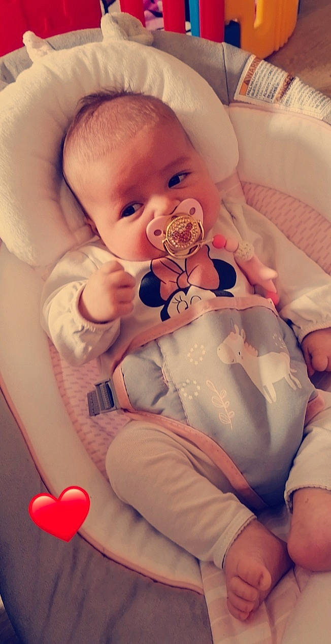 Shayna a rejoint le concours — aidez-le/la à gagner de superbes lots ! baby, baby_products, baby_sleeping, baby_toddler_clothing, cheek, child, comfort, finger, hand, happy, head, human_body, mouth, organ, person, pink, skin, stomach, thumb, toddler