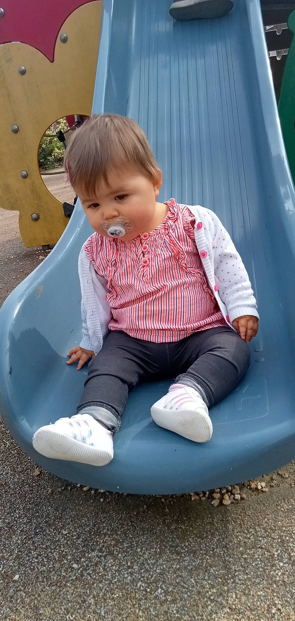 Shaynac a rejoint le concours — aidez-le/la à gagner de superbes lots ! baby, baby_toddler_clothing, child, city, clothing, comfort, face, facial_expression, fun, grass, head, human_settlement, leisure, outdoor_play_equipment, person, pink, playground, public_space, recreation, sitting