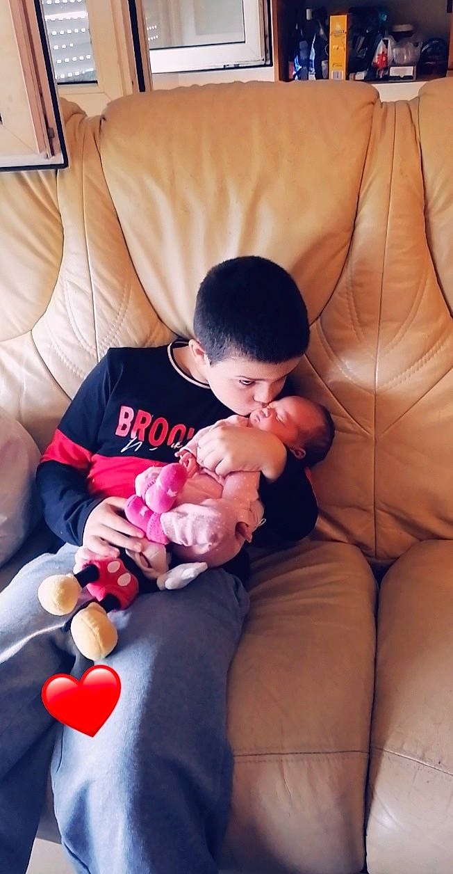 Messon participe au concours pour gagner de l'argent avec cette photo : baby, comfort, finger, gesture, hand, head, human_body, joint, lap, leg, leisure, mammal, mouth, muscle, orange, person, skin, textile, thigh, thumb