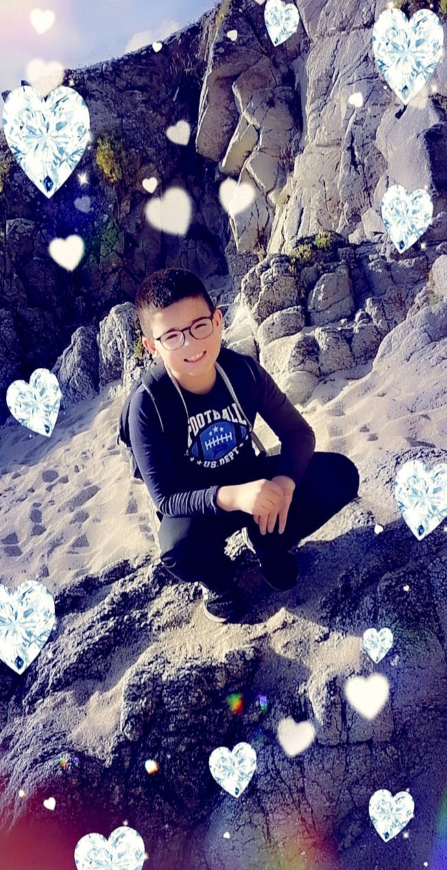 Messon participe au concours pour gagner de l'argent avec cette photo : beauty, cloud, cool, electric_blue, eyewear, flash_photography, fun, happy, human, joy, landscape, leisure, morning, mountainous_landforms, natural_environment, nature, people_in_nature, person, t_shirt, tints_and_shades