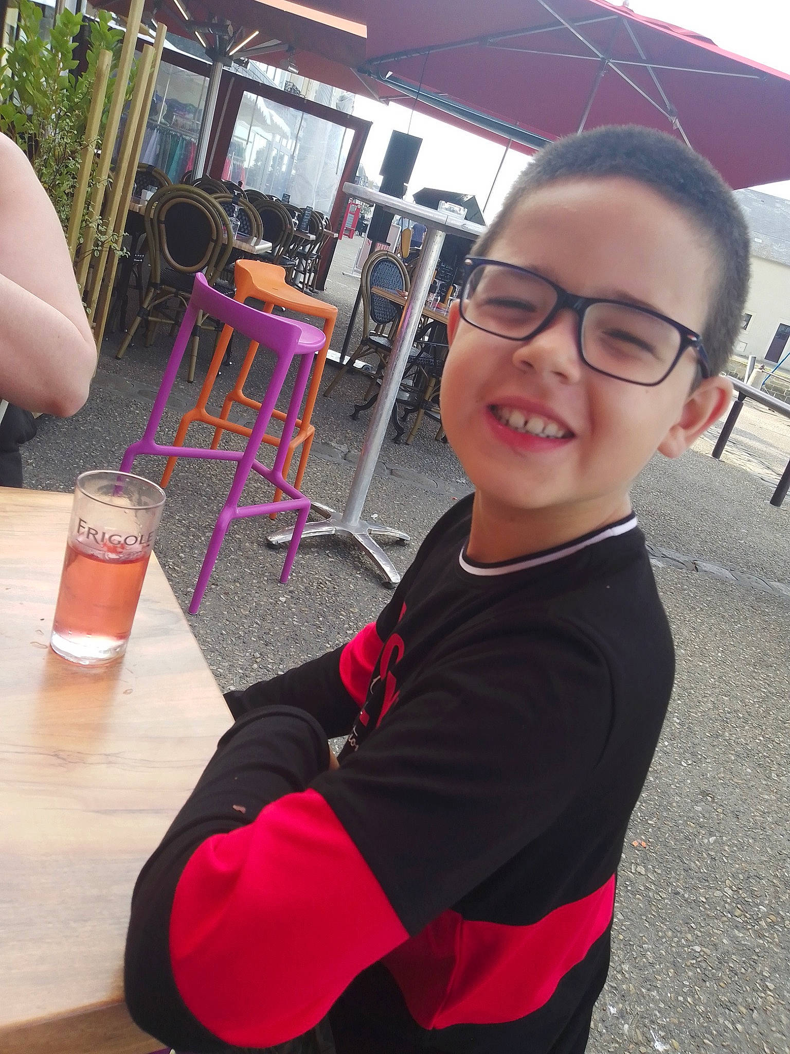 Messon participe au concours pour gagner de l'argent avec cette photo : chair, child, cool, event, eyewear, finger, flooring, fun, hairstyle, happy, joy, leisure, person, recreation, sitting, sleeve, smile, t_shirt, table, thumb