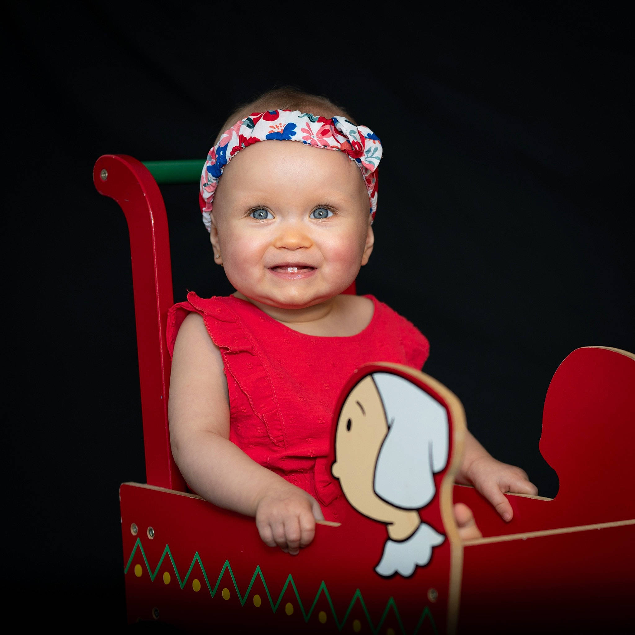 Ilyana participe au concours pour gagner de l'argent avec cette photo : baby, baby_toddler_clothing, carmine, chair, cheek, child, costume_hat, event, fashion_accessory, finger, flash_photography, fun, happy, headwear, human_body, joy, magenta, person, pink, sleeve