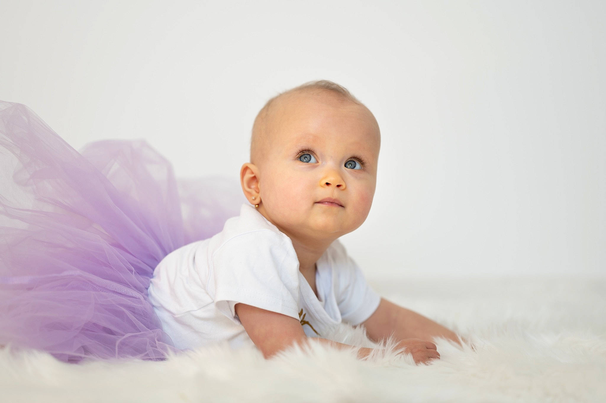 Ilyana a rejoint le concours — aidez-le/la à gagner de superbes lots ! baby, baby_toddler_clothing, child, comfort, eye, flash_photography, flooring, fun, fur, gesture, happy, iris, linens, person, photo_shoot, portrait, portrait_photography, sitting, toddler, tummy_time