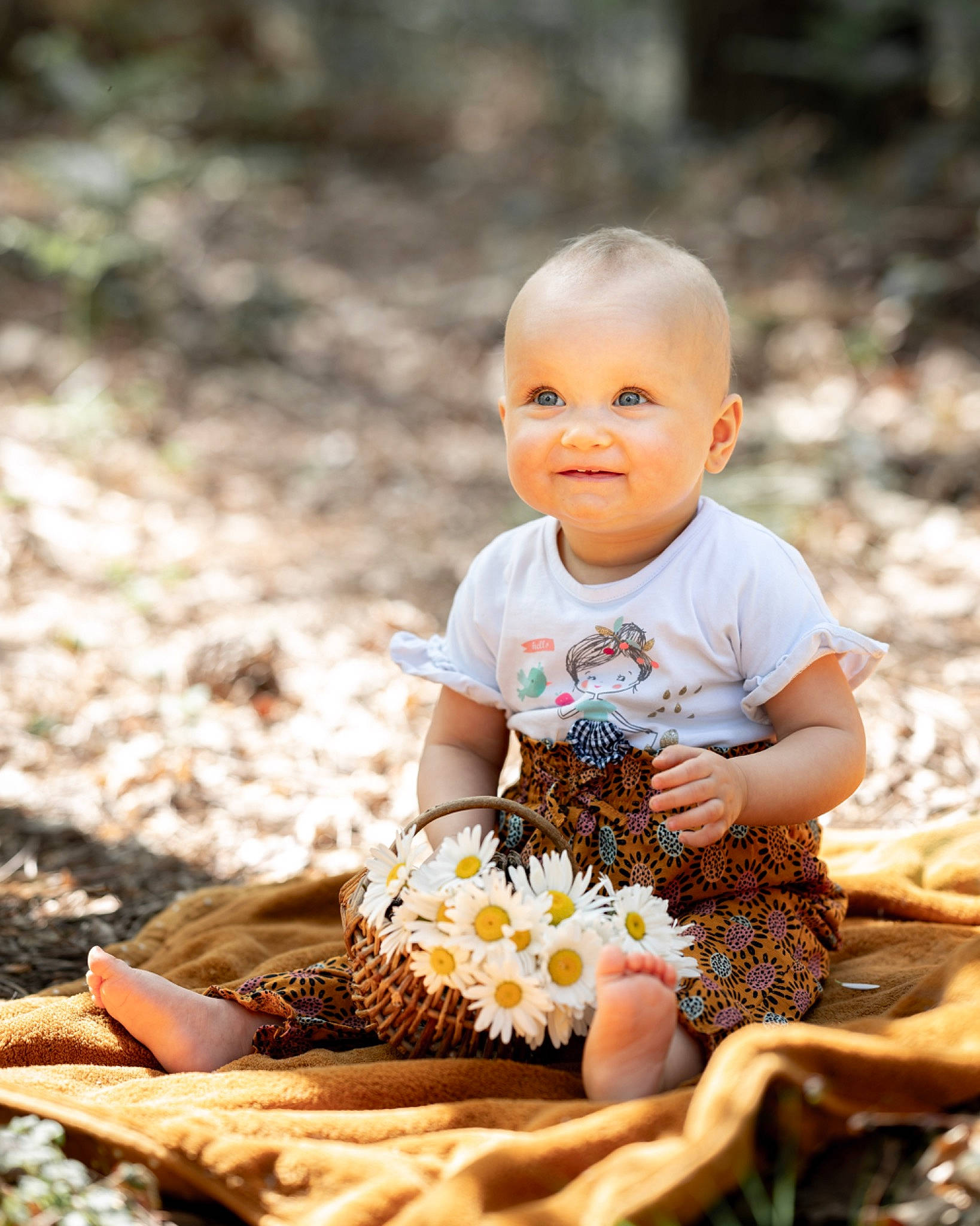 Ilyana participe au concours pour gagner de l'argent avec cette photo : baby, baby_toddler_clothing, basket, child, facial_expression, finger, flash_photography, fun, grass, hairstyle, happy, joy, people_in_nature, person, photograph, play, portrait_photography, sitting, smile, sunlight