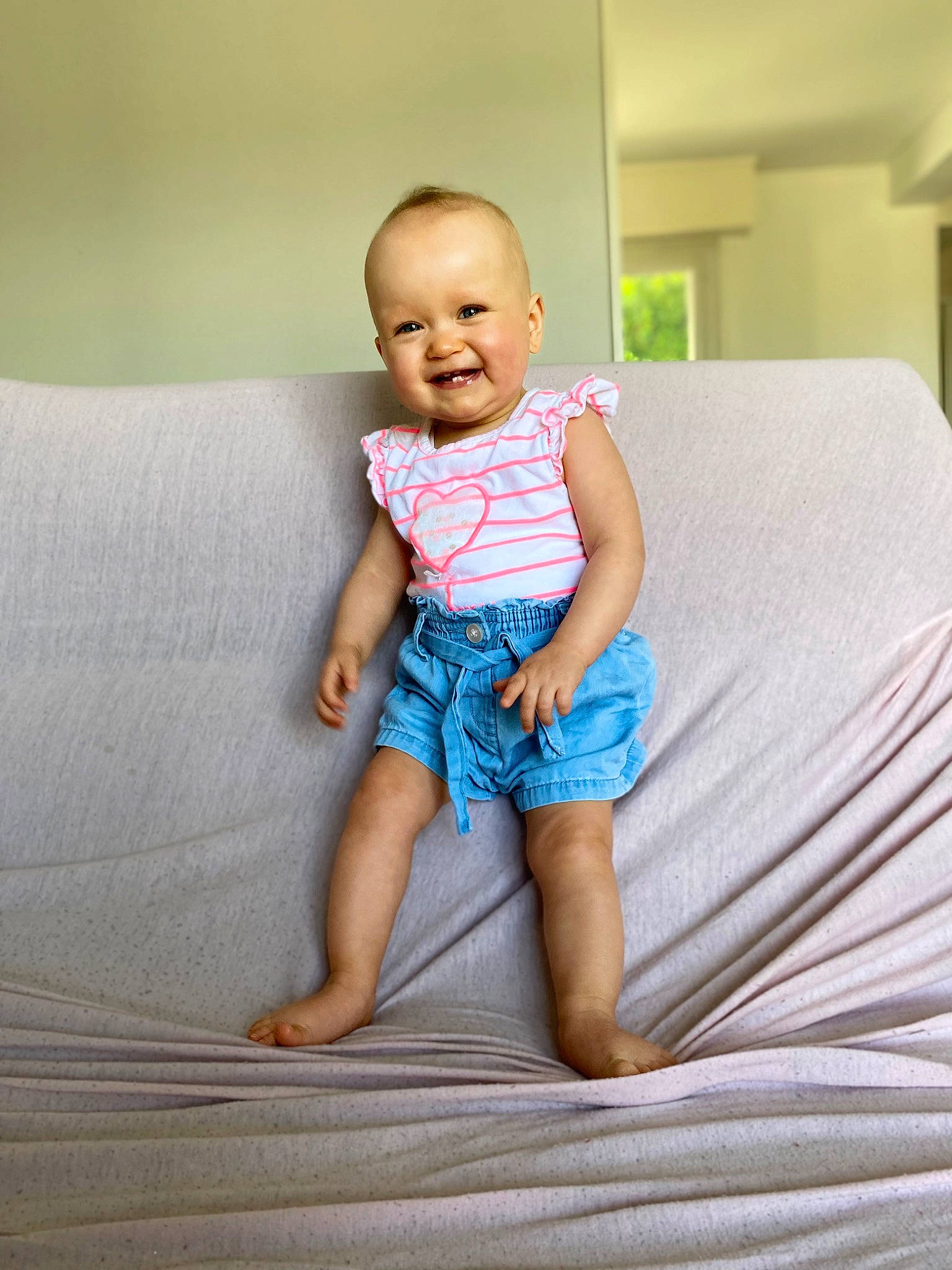 Ilyana participe au concours pour gagner de l'argent avec cette photo : baby, baby_toddler_clothing, barefoot, comfort, denim, electric_blue, flooring, fun, happy, human_leg, iris, joy, leg, leisure, pattern, person, sleeve, smile, t_shirt, thigh