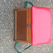 Tigette a rejoint le concours — aidez-le/la à gagner de superbes lots ! art, automotive_lighting, bag, baggage, box, electric_blue, eyewear, fashion_accessory, gadget, gas, luggage_and_bags, magenta, metal, paint, peach, rectangle, street_light, technology, tints_and_shades, wood