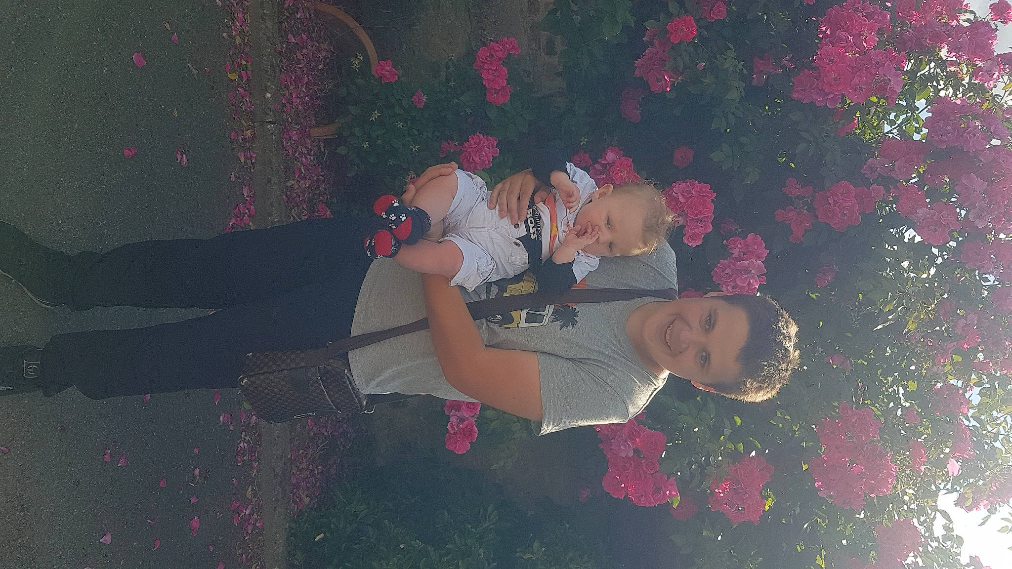 Tiago participe au concours pour gagner de l'argent avec cette photo : design, event, flash_photography, fun, gesture, happy, hat, joy, leaf, leisure, lighting, magenta, midnight, person, petal, pink, plant, space, textile, tints_and_shades