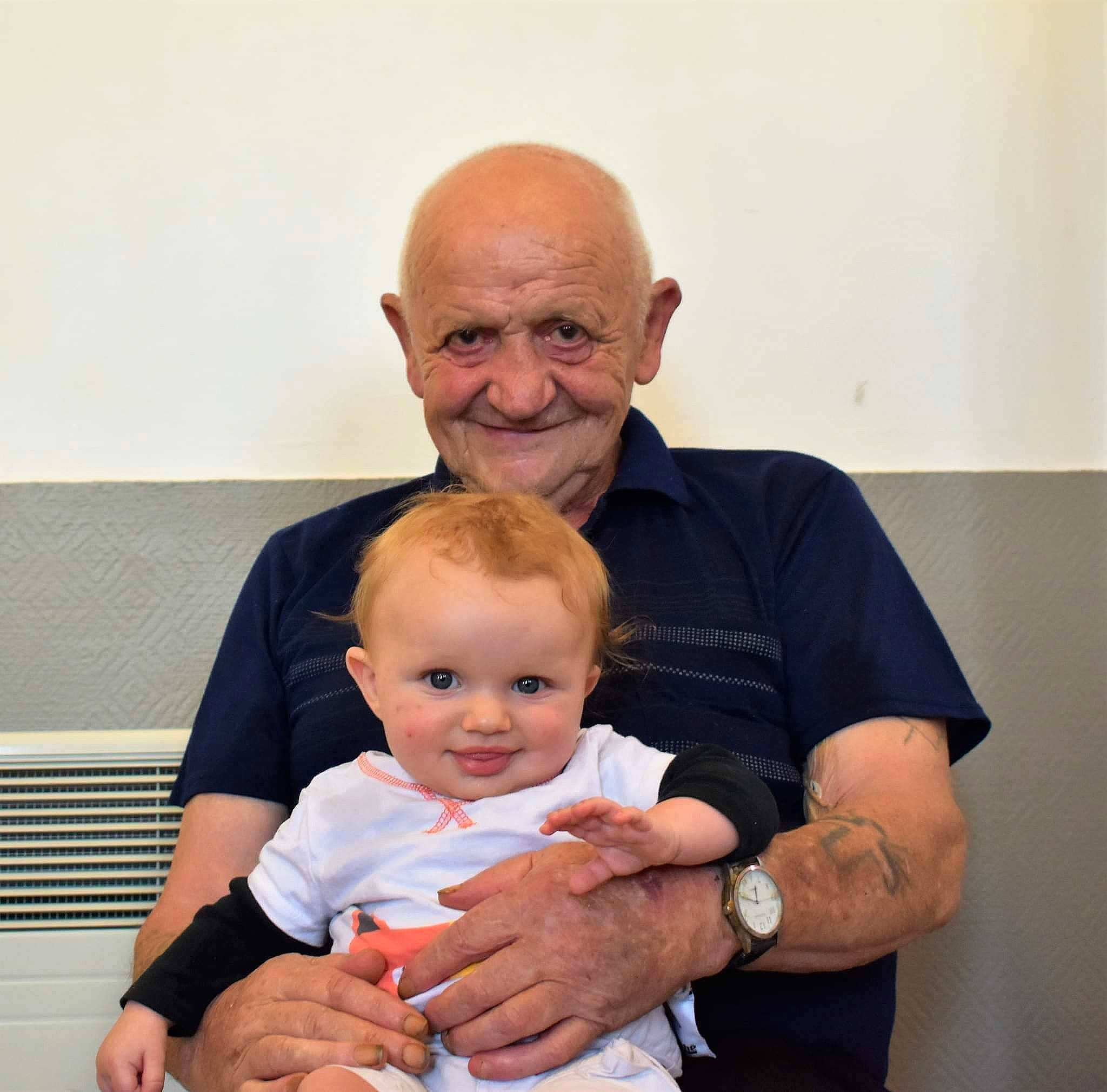 Tiago a rejoint le concours — aidez-le/la à gagner de superbes lots ! arm, baby, baby_toddler_clothing, clock, comfort, event, face, gesture, hand, happy, human_body, interaction, iris, joy, lap, person, sleeve, smile, standing, thumb