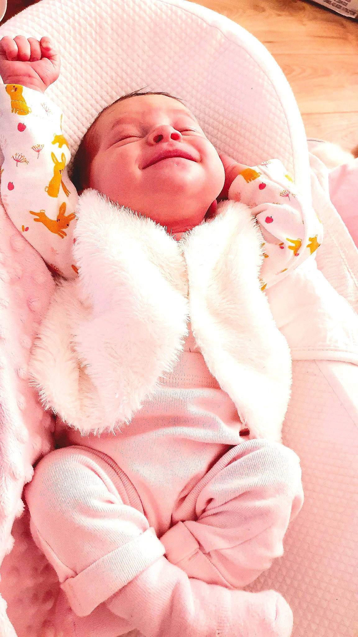 Yuna participe au concours pour gagner de l'argent avec cette photo : baby, baby_safety, baby_sleeping, baby_toddler_clothing, beauty, child, comfort, fur, fur_clothing, happy, linens, magenta, orange, peach, person, pink, red, skin, sleeve, textile