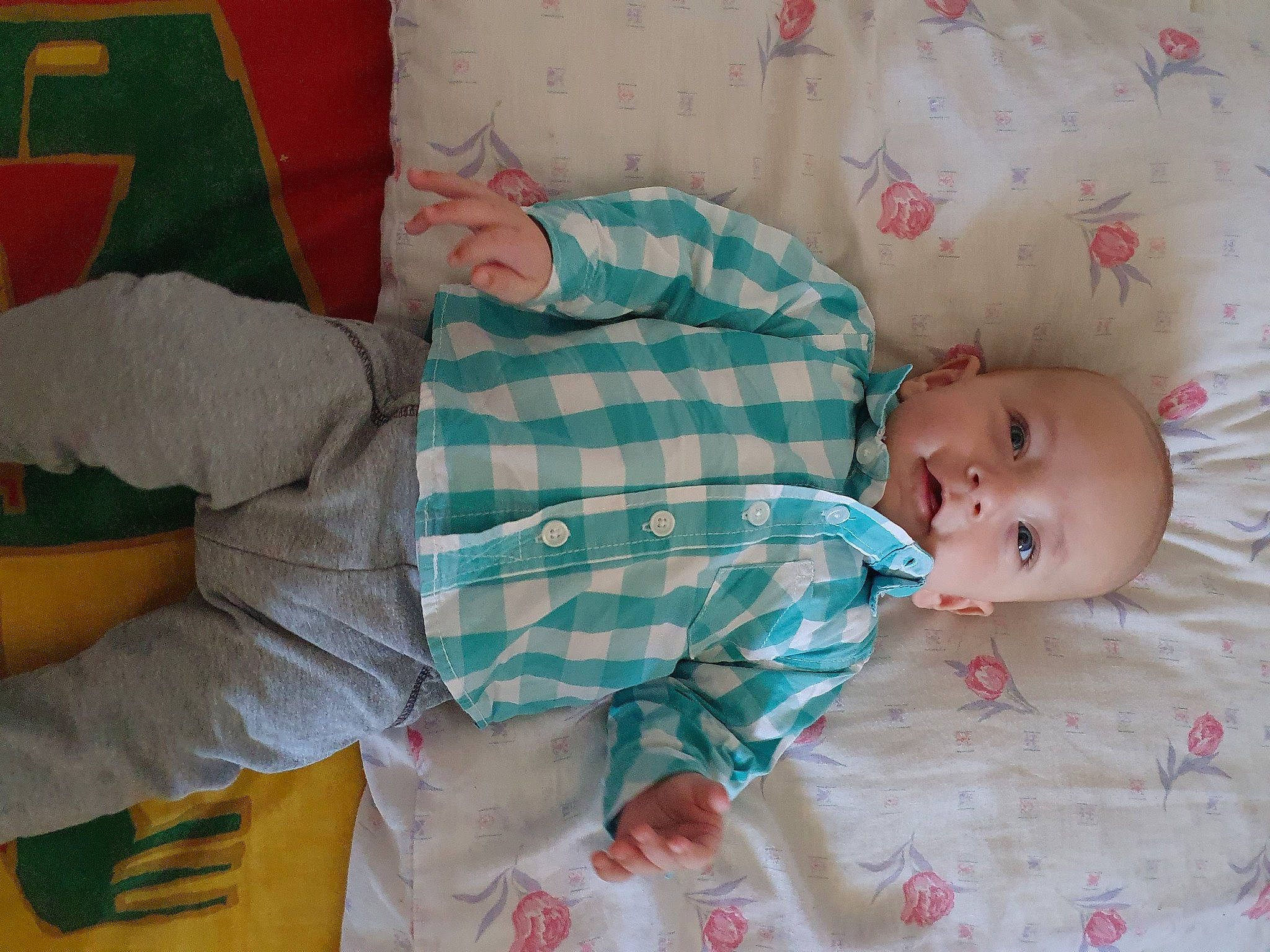 Korben a rejoint le concours — aidez-le/la à gagner de superbes lots ! baby, baby_products, baby_toddler_clothing, bedtime, child, comfort, finger, linens, pattern, person, product, room, skin, textile, toddler