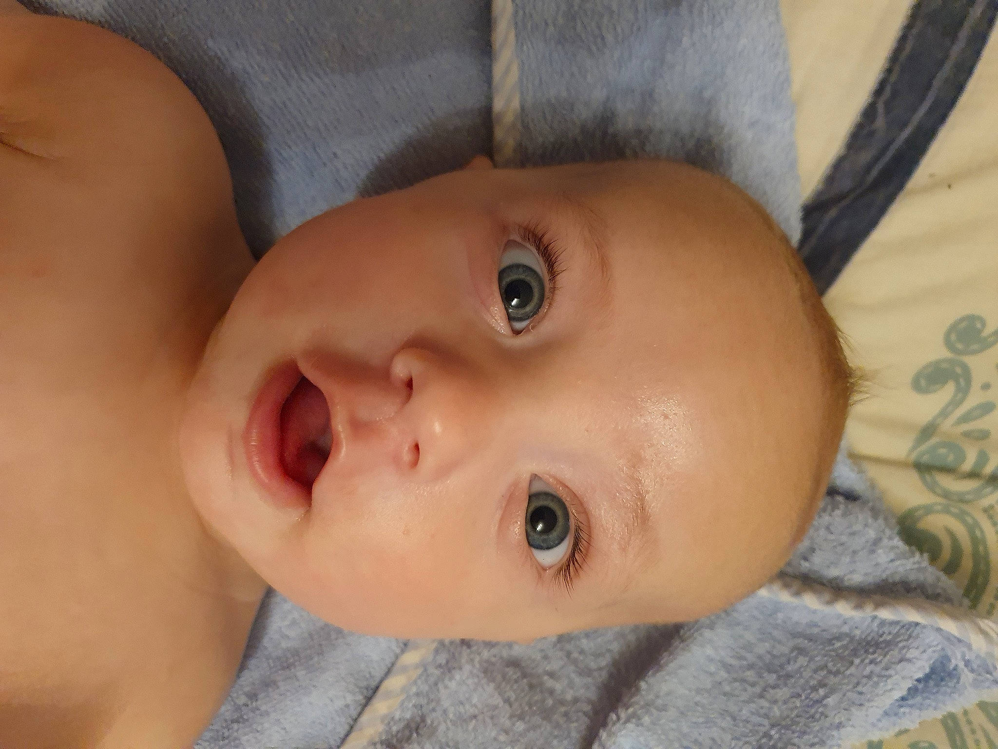 Korben participe au concours pour gagner de l'argent avec cette photo : baby, baby_toddler_clothing, cheek, child, ear, eye, eyelash, forehead, hair, happy, head, human_body, iris, lip, nose, organ, person, portrait_photography, skin, smile