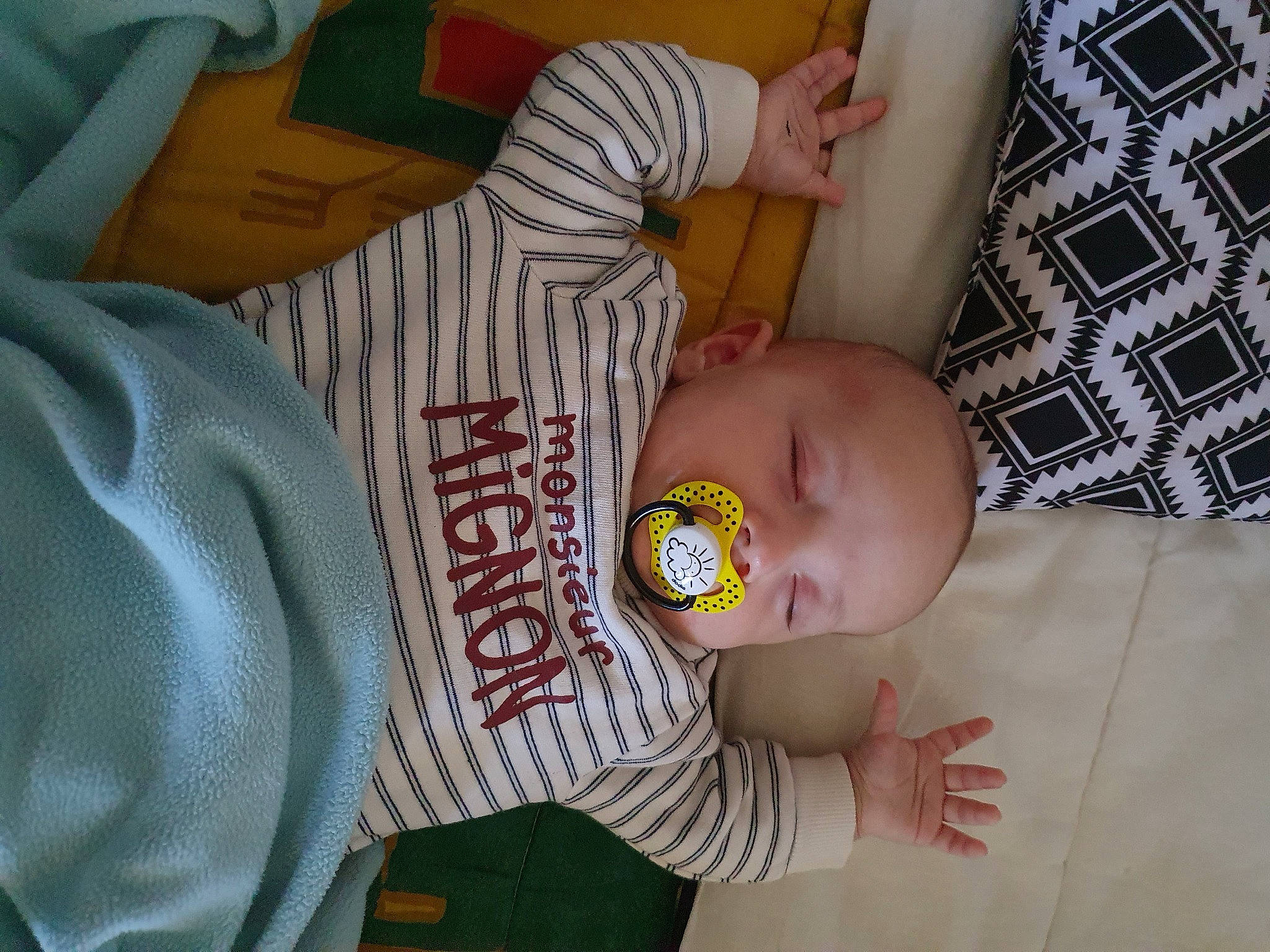 Korben participe au concours pour gagner de l'argent avec cette photo : baby, baby_products, baby_safety, baby_sleeping, baby_toddler_clothing, bedtime, child, comfort, facial_expression, finger, nail, nap, pattern, person, product, room, skin, sleeve, textile, thumb