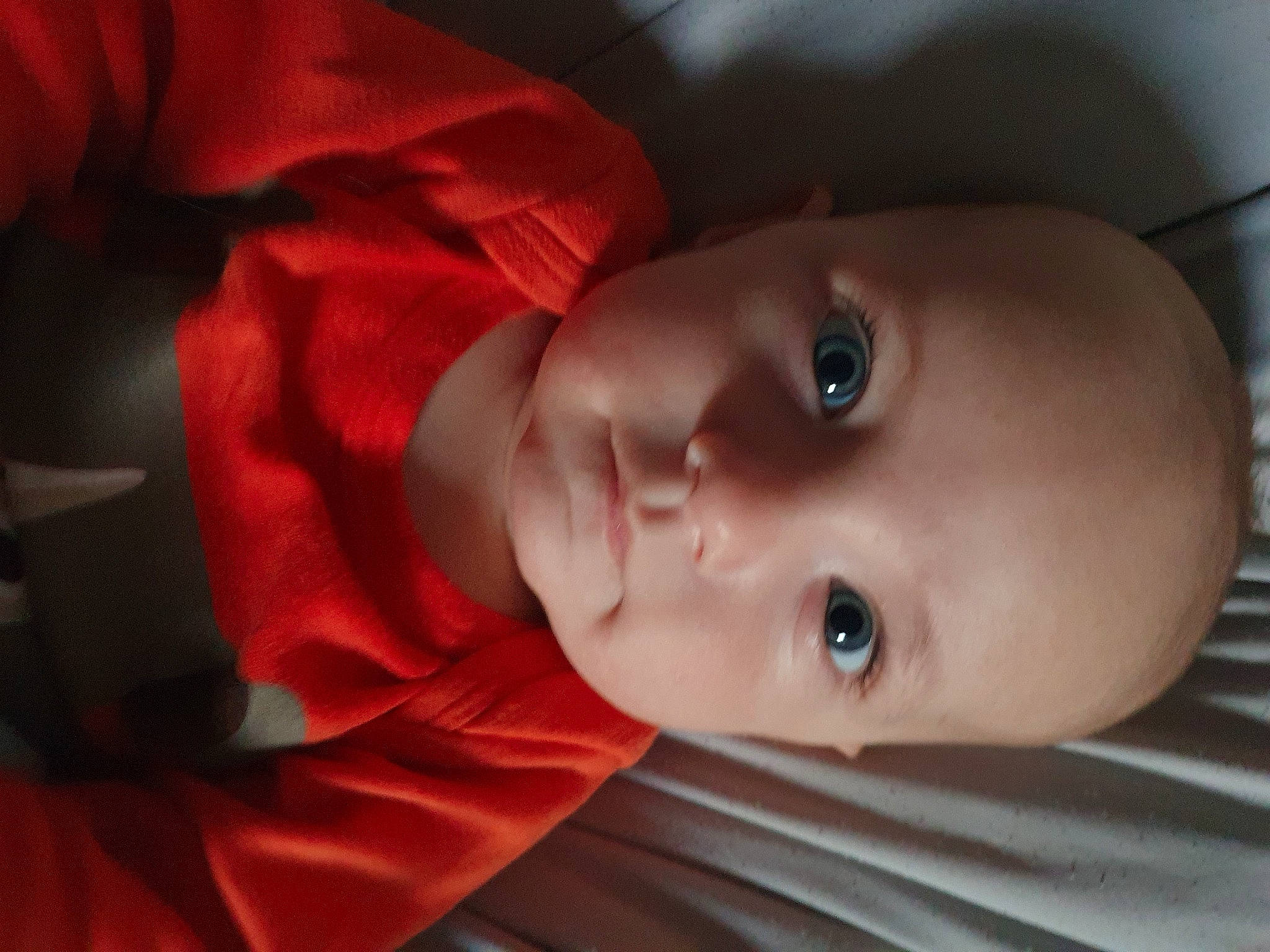 Korben a rejoint le concours — aidez-le/la à gagner de superbes lots ! baby, baby_toddler_clothing, cheek, chin, eye, eyebrow, eyelash, face, finger, flash_photography, forehead, human_body, iris, lip, mouth, neck, nose, person, skin, sleeve