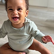 Isaac a rejoint le concours — aidez-le/la à gagner de superbes lots ! baby, casual_clothing, child, curly_hair, cute, expression, floor, happy, indoors, joyful, long_sleeve_shirt, natural_light, one_person, person, portrait, sitting, skin, smiling, toddler, young_child