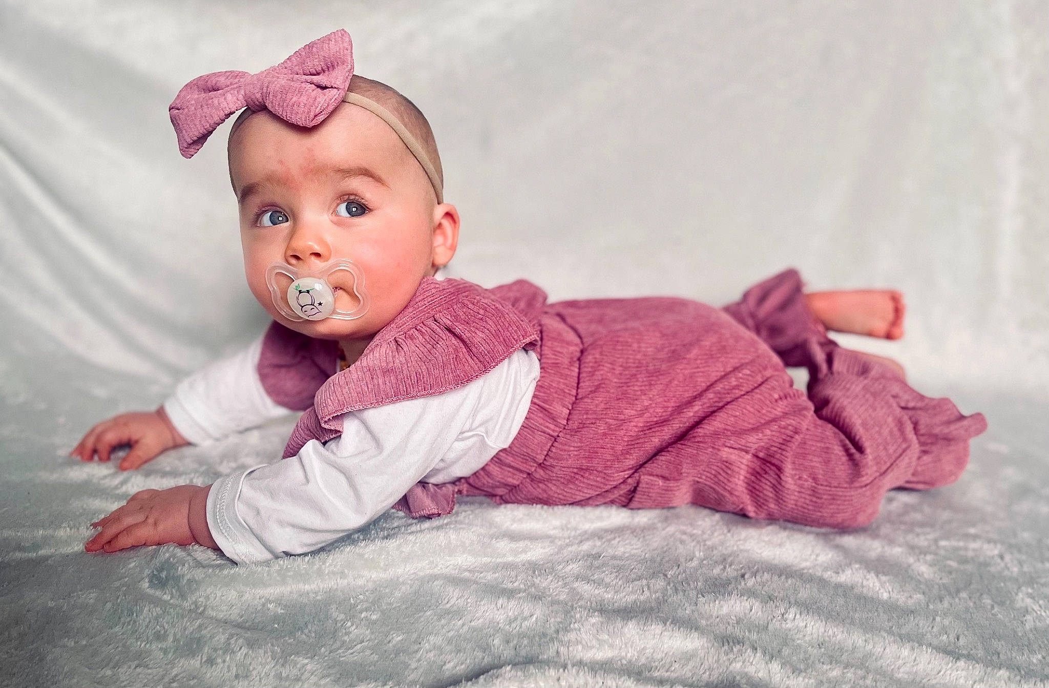 Joyce a rejoint le concours — aidez-le/la à gagner de superbes lots ! baby, baby_toddler_clothing, cheek, child, comfort, fashion_accessory, flash_photography, flooring, fun, grass, hair_accessory, happy, headpiece, iris, linens, magenta, person, purple, sleeve, toddler